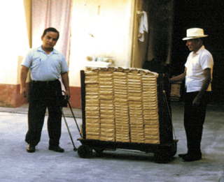 Los paquetes de “El Sembrador” siendo llevados al correo cerca del año 1955.