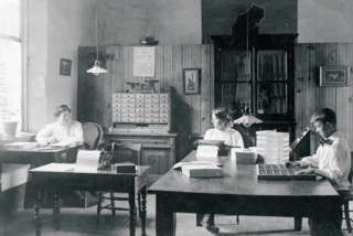 Elgie, Netty y Juan, hijos de don Eglón, trabajando en “El Sembrador”(por el año de 1911).